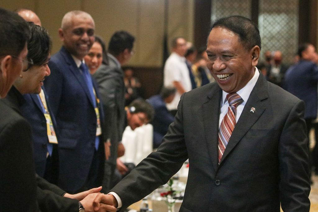 Menteri Pemuda dan Olahraga RI Zainudin Amali (kanan) berjabat tangan dengan peserta Kongres Biasa PSSI 2023 di Hotel Sultan, Jakarta, Minggu (15/1/2023). 