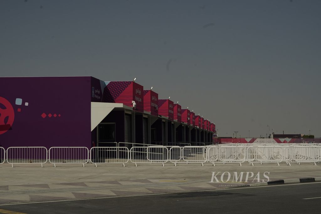 Suasana di kawasan Stadion Al-Byat, Al Khor, Qatar, Rabu (16-11-2022). Stadion Al-Byat akan menjadi tempat pertandingan pembuka Piala Dunia 2022 antara tuan rumah Qatar melawan Equador.