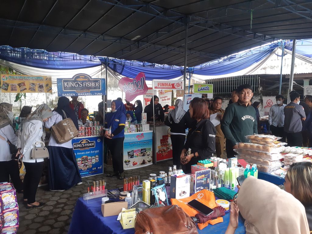 Pasar murah yang digelar di Kantor Kelurahan 9 Ilir, Kecamatan Ilir Timur III, Palembang, Senin (27/3/2023). Pasar murah ini dinilai kurang diakses oleh masyarakat karena selisih harganya dengan harga di pasar hanya Rp 1.000 per produk.