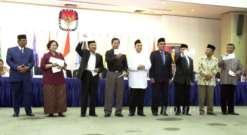 Five presidential and vice presidential candidate pairs (from left to right) Megawati Soekarnoputri-Hasyim Muzadi, Jusuf Kalla (presidential candidate Susilo Bambang Yudhoyono was absent), Hamzah Haz-Agum Gumelar, Amien Rais-Siswono Yudo Husodo, and Wiranto-Salahuddin Wahid took a photo together after attending the drawing of numbers for the presidential and vice presidential candidate pairs on Sunday (23/5/2004) in the main meeting room of the General Election Commission, Jakarta.