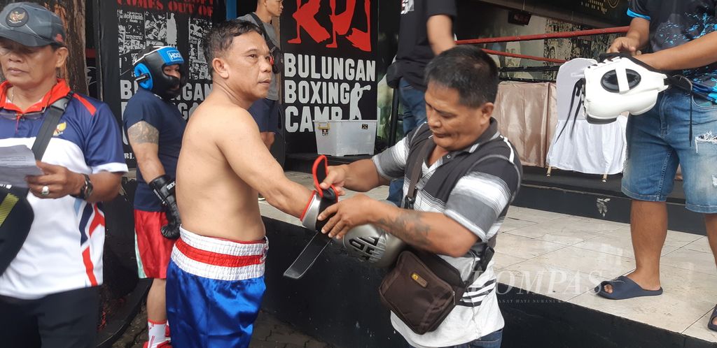 Peserta profesional yang akan tampil di gelaran <i>street boxing</i> yang didukung Kepolisian Daerah Metro Jaya di Kelompok Penyanyi Jalanan Bulungan Boxing Camp, Kebayoran Baru, Jakarta Selatan, Minggu (26/2/2023).