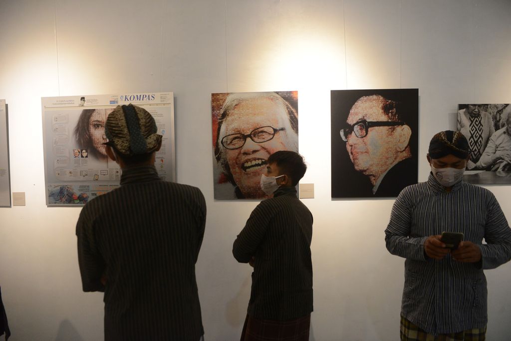 Warga menghadiri pembukaan pameran foto Jejak Langkah Jakob Oetama di Galeri Yakopan Omah Petroek, Pakem, Sleman, DI Yogyakarta, Minggu (18/10/2020). 