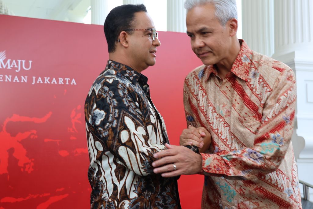 Anies Baswedan (kiri) dan Ganjar Pranowo (kanan) bersalaman sembari berpamitan seusai bertemu dan makan siang bersama Presiden Joko Widodo di Istana Merdeka, Jakarta, Senin (30/10/2023). 