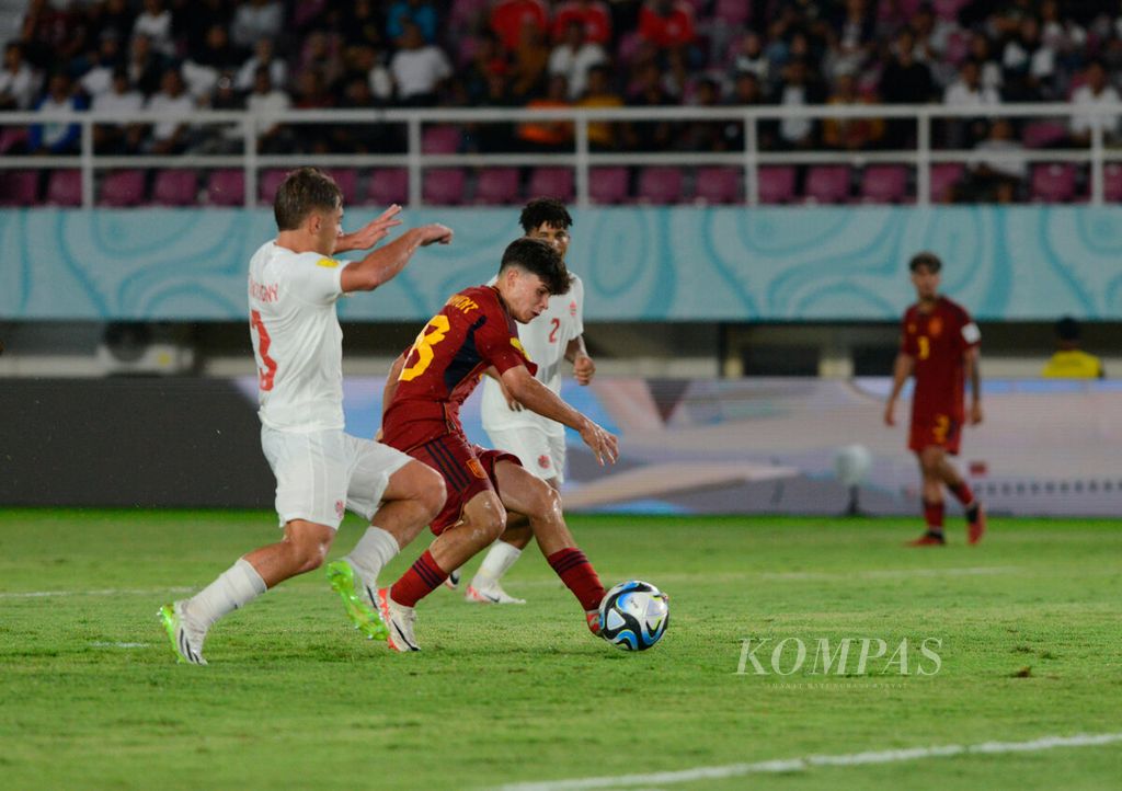 Pemain Spanyol, Quim Junyent, saat melewati pertahanan Kanada hingga menciptakan gol pada laga Piala Dunia U-17 2023 di Stadion Manahan, Kota Surakarta, Jawa Tengah, Jumat (10/11/2023).