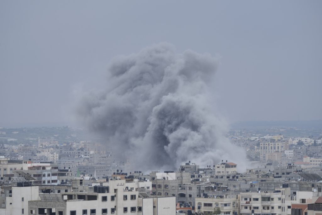 Asap akibat serangan udara Israel membubung di kota Gaza pada Senin (9/10/2023). 