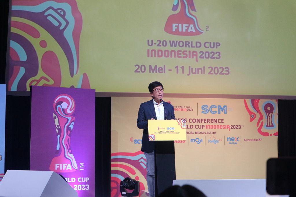 Direktur Utama PT Surya Citra Media Sutanto Hartono memberikan sambutannya dalam acara konferensi pers penetapan PT SCM sebagai <i>host broadcaster </i>Piala Dunia U-20 FIFA 2023 di Senayan, Selasa (28/2/2023).