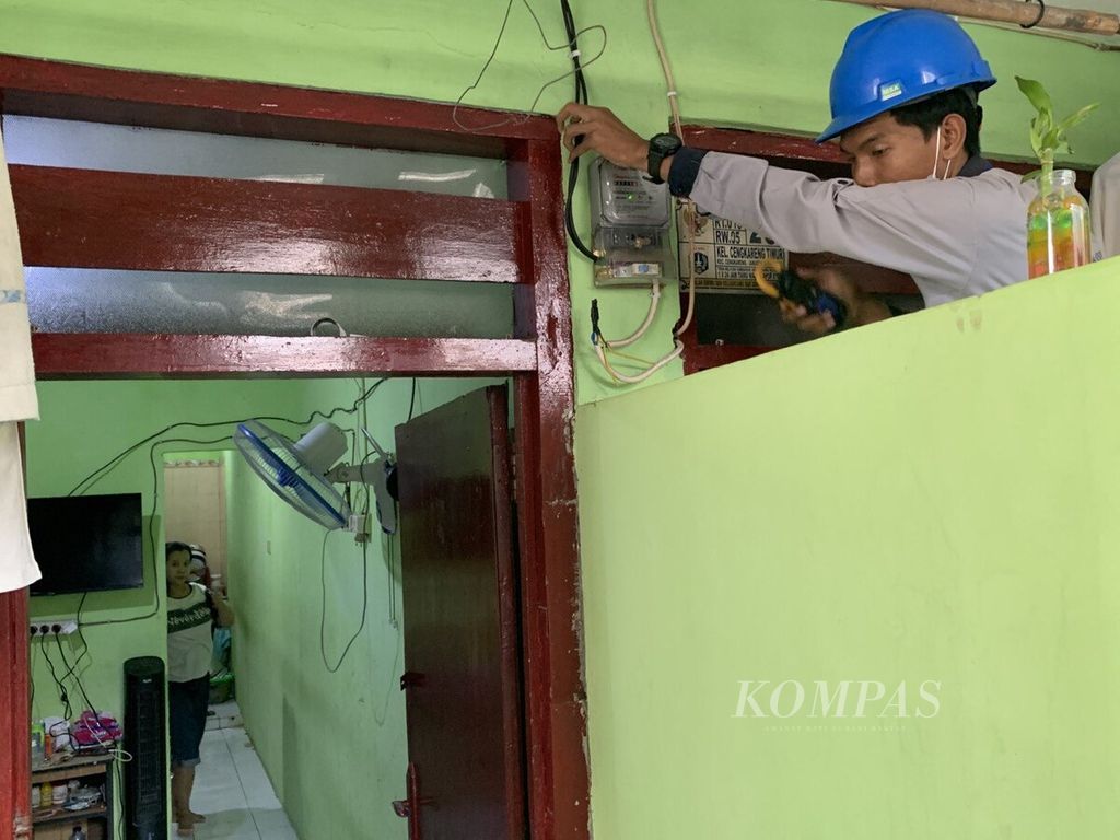 Petugas PLN memeriksa kelistrikan warga di Cengkareng Timur, Jakarta Barat, Kamis (21/9/2023). Sejumlah warga kedapatan memanipulasi listrik.