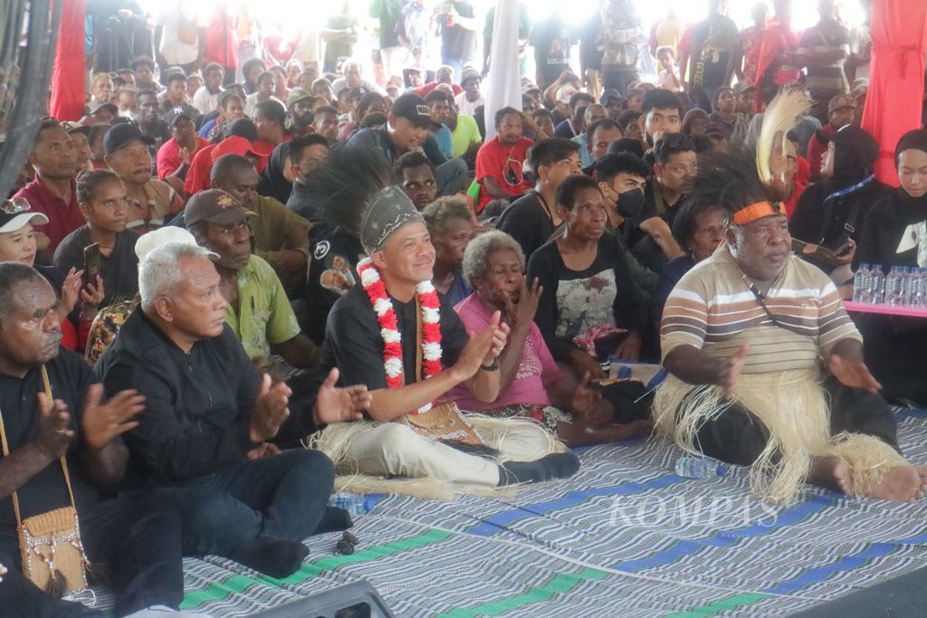 Calon presiden Ganjar Pranowo disambut oleh para warga Kampung Waninggap Nanggo, Distrik Semangga, Merauke, dengan tari Gatzi. Ganjar memulai kampanye hari pertamanya di Merauke, Papua Selatan, Selasa (28/11/2023). 