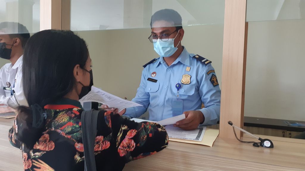 Warga menyerahkan dokumen yang dibutuhkan untuk pelayanan paspor di Kantor Imigrasi Kelas II Atambua, Kabupaten Belu, Nusa Tenggara Timur, Selasa (7/6/2022).