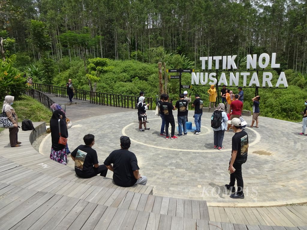 Pengunjung dari sejumlah daerah mengunjungi Titik Nol Nusantara di kawasan Ibu Kota Negara (IKN) Nusantara, Kalimantan Timur, Sabtu (5/11/2022). Meski belum tampak ada pembangunan fisik ibu kota negara yang masif, area itu cukup menarik pengunjung yang antusias menyambut IKN Nusantara.