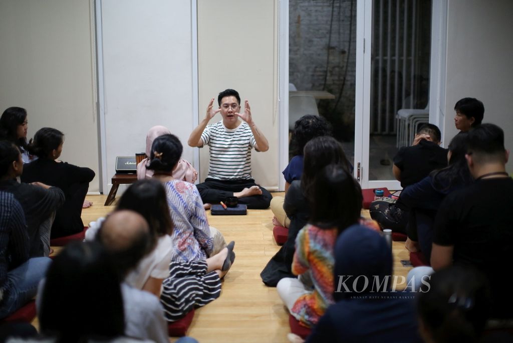 Yudhi Gejali, seorang instruktur meditasi, sedang memberikan materi di sela-sela kegiatan meditasi yang diselenggarakan oleh komunitas meditasi Tergar Indonesia, di Jakarta, Kamis (6/2/2020). Melakukan meditasi adalah salah satu cara untuk menjaga kesehatan mental seseorang. 