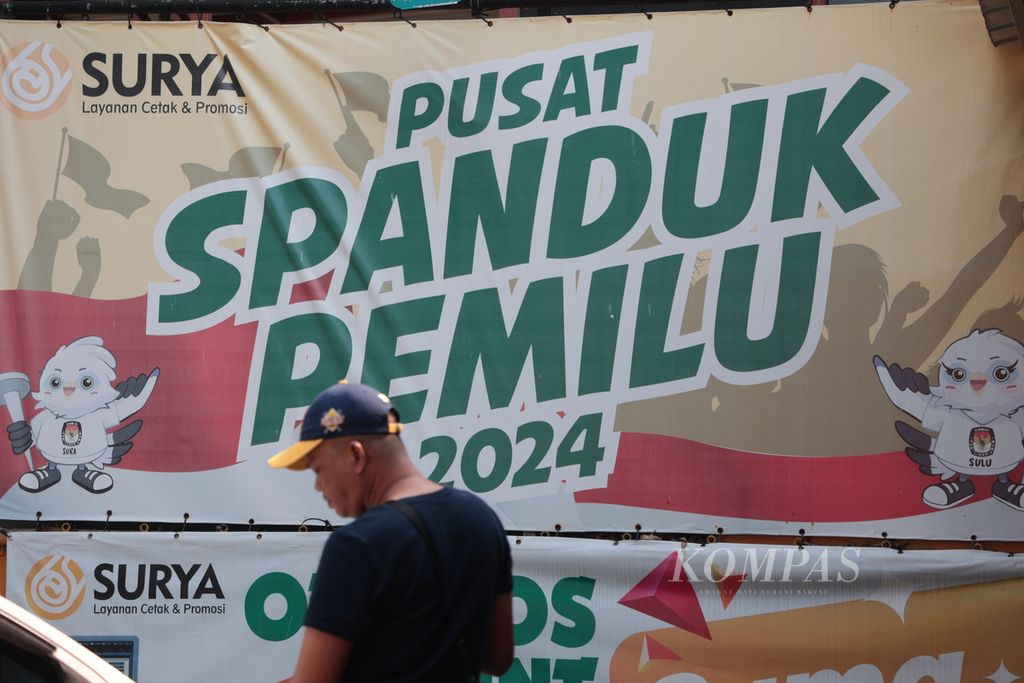 Iklan penawaran untuk material kampanye pemilu di percetakan Surya, Lebak Bulus, Jakarta, Jumat (21/7/2023). 