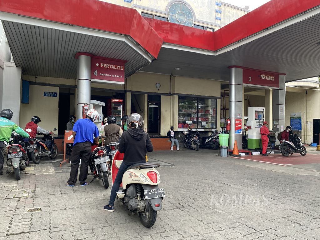 Antrean pembeli di jalur Pertalite di stasiun pengisian bahan bakar umum Kelurahan Tegalsari, Kecamatan Candisari, Kota Semarang, Jateng, Selasa (5/4/2022). Mayoritas pembeli memilih Pertalite yang harganya Rp 7.650 per liter daripada Pertamax yang sebesar Rp 12.500 per liter.