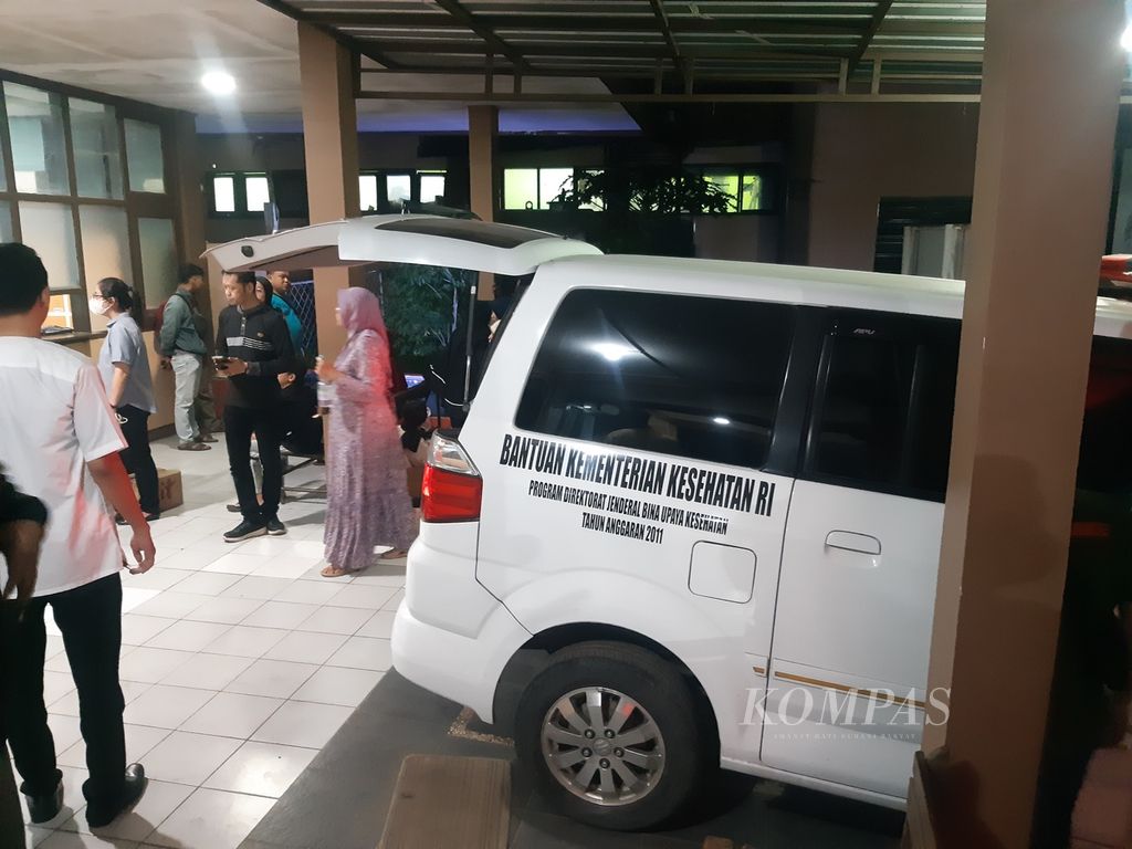 Suasana di sekitar kamar jenazah di Rumah Sakit Daerah Gunung Jati, Kota Cirebon, Jawa Barat, Selasa (9/4/2024) malam. Sejumlah orang menunggu kabar dari empat jenazah yang diduga meninggal dalam tangki septik  CSB Mall pada Selasa siang.