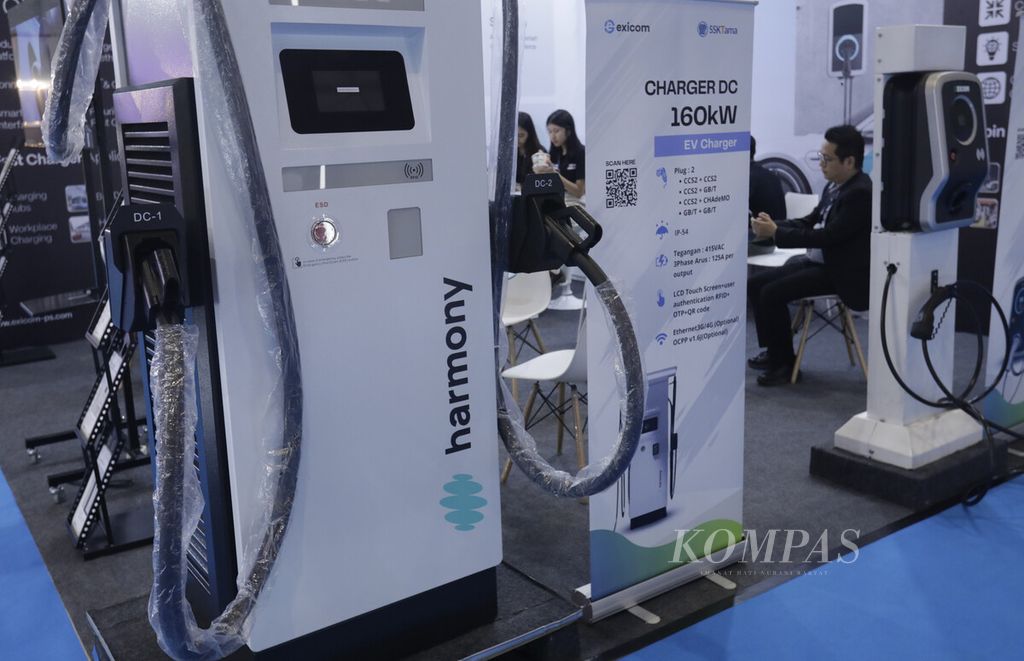 The booth of an electric charging equipment manufacturer was featured in the Periklindo Electric Vehicles Show (PEVS) 2024 automotive exhibition at the Jakarta International Expo (JIEXpo) on Tuesday (30/4/2024). PEVS 2024 is the largest electric vehicle exhibition in Southeast Asia. The event was attended by 116 participants from electric vehicle brands, supporting industries, and vehicle accessories. The exhibition aims to reach transactions worth Rp 400 billion.