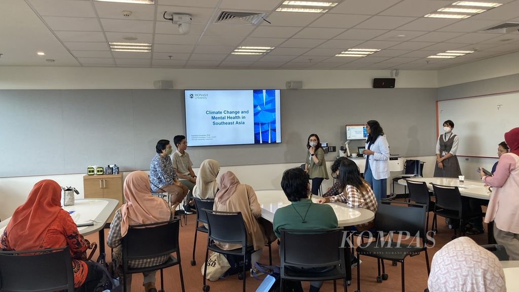 Suasana diskusi panel berjudul "Impact of Climate Change on Youth Mental Health" di Monash University Indonesia, Tangerang, Jumat (12/5/2023). Berdasarkan diskusi ini, generasi muda termasuk kelompok yang rentan mengalami gangguan kesehatan jiwa karena terdampak perubahan iklim.