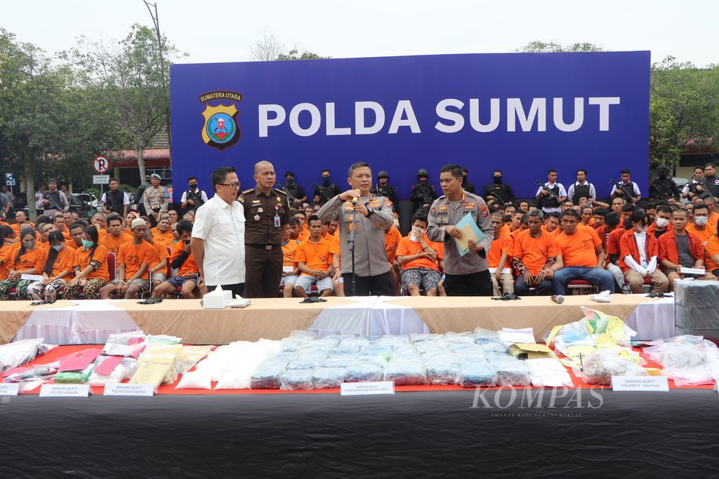 Kepala Kepolisian Daerah Sumatera Utara Inspektur Jenderal Agung Setya Imam Effendi (kedua dari kanan) menunjukkan 1.058 pelaku kejahatan narkoba, di Markas Polda Sumut, Medan, Rabu (4/10/2023). 