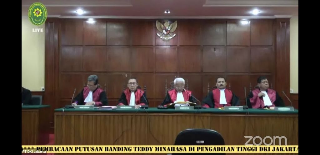 Tangkapan layar siaran Youtube sidang putusan banding terpidana Teddy Minahasa, eks Kapolda Sumatera Barat, dalam perkara peredaran narkoba, di Pengadilan Tinggi DKI Jakarta, Kamis (6/7/2023).
