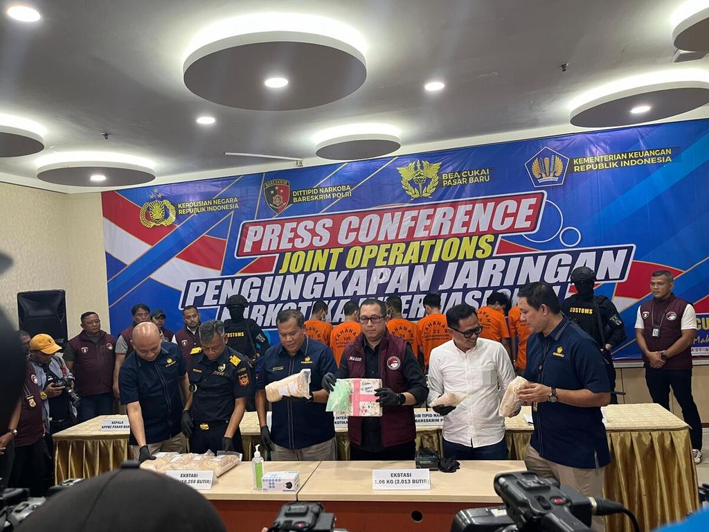 Konferensi pers Badan Reserse Kriminal Polri bersama Direktorat Jenderal Bea dan Cukai Kementerian Keuangan tentang penindakan terhadap penyelundupan ekstasi dari Belgia dan Belanda, di Jakarta, Rabu (8/5/2024). 