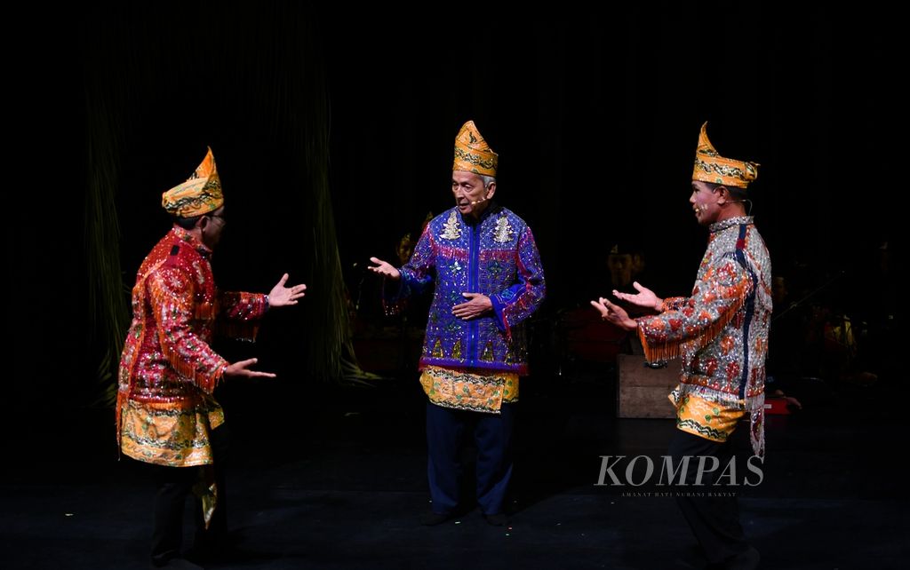 Guru Amat (tengah) membawakan kesenian ladon dalam pementasan Panggung Maestro di Teater Wahyu Sihombing, Taman Ismail Marzuki, Jakarta, Sabtu (9/3/2024). 
