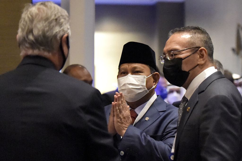 Indonesia’s Defence Minister Prabowo Subianto (C) and Malaysia’s Defence Minister Hishammuddin Tun Hussein (R) greet an attendee during the 17th IISS Manama Dialogue in the Bahraini capital Manama on November 19, 2021. – The three-day long Manama security conference is set to discuss pressing security challenges in the Middle East with over 300 participating senior government officials from 40 countries, including the US, Europe, the Middle East, Africa, and Asia. 