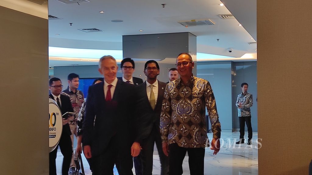 (Front, left to right) Former British Prime Minister Tony Blair was welcomed by the Director General of Information Application at the Ministry of Communication and Information Technology (Kominfo), Semuel Abrijani Pangerapan, upon his arrival at the Kominfo office on Friday (19/4/2024).