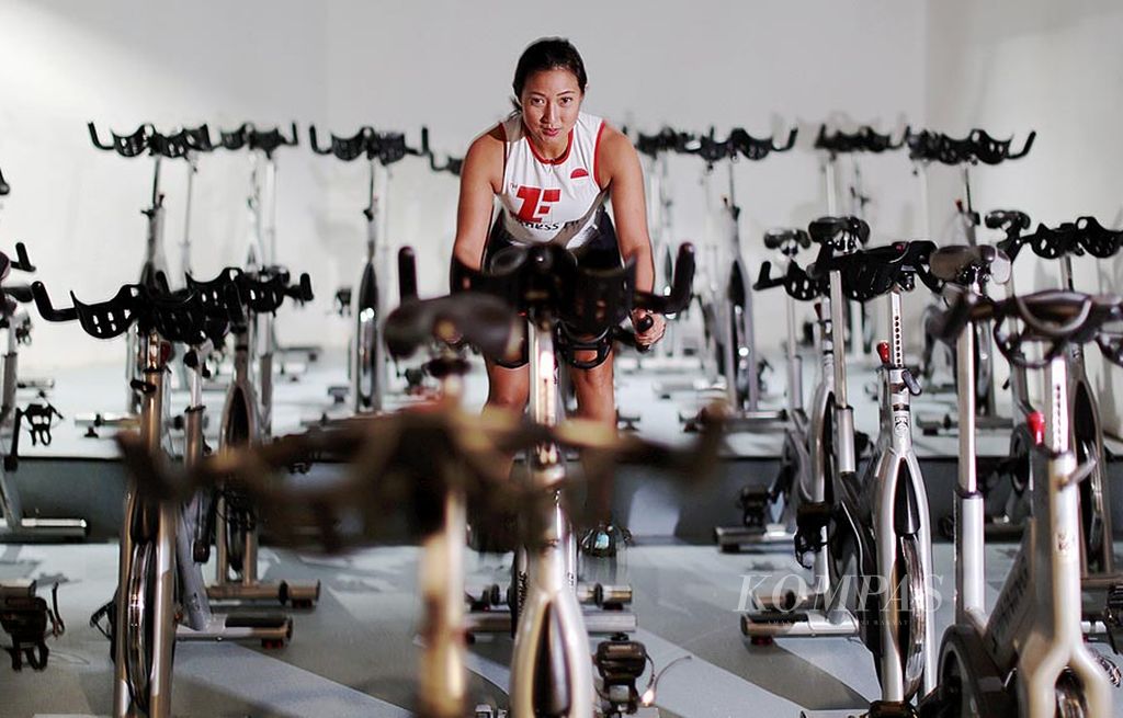 Helen Susanto (39) berlatih sepeda statis di Fitness First, Mal Taman Anggrek, Jakarta Barat, Selasa (20/6). Helen  merupakan seorang manajer operasional yang  memiliki hobi berolahraga dan bahkan bisa mengikuti lomba triatlon. Saat ini, ia tergabung dalam Fitness First Performance Team.