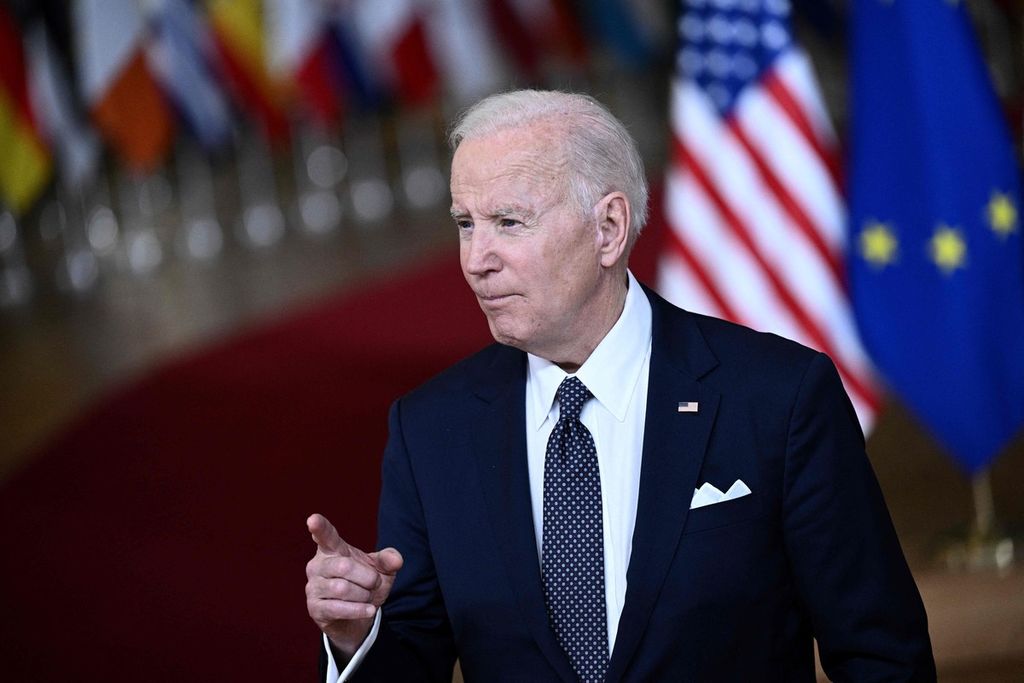 Presiden Amerika Serikat Joe Biden memberikan pernyataan di hadapan media saat ia tiba untuk menghadiri pertemuan puncak Uni Eropa di Markas UE di Brussels, Belgia, Kamis (24/3/2022). 