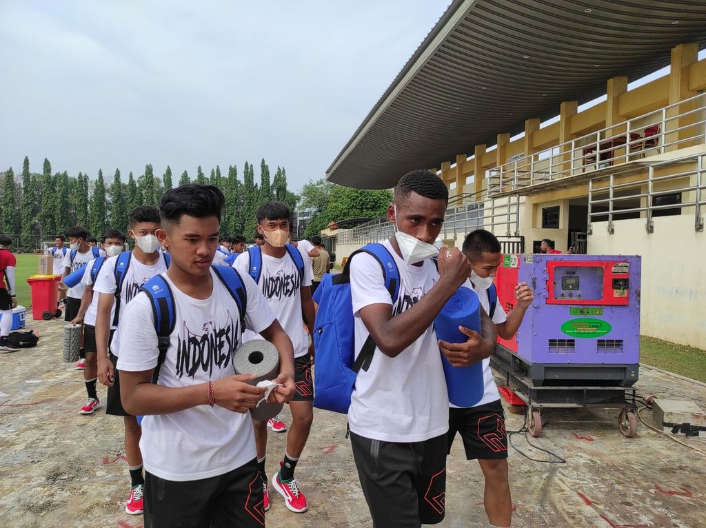Pemain Indonesia U-16, yang dipimpin kapten M Iqbal Gwijangge (kiri), meninggalkan Stadion Universitas Negeri Yogyakarta, Daerah Istimewa Yogyakarta, Selasa (2/8/2022), setelah menjalani latihan jelang laga melawang Singapura. Pakaian yang seragam menjadi khas tim muda itu demi menghadirkan kekompakan di tim.
