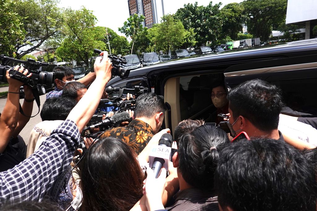 Menteri Keuangan Sri Mulyani Indrawati menjawab pertanyaan wartawan usai rapat internal bersama Presiden Joko Widodo di Kompleks Istana Kepresidenan Jakarta, Jumat (6/1/2023). Sri Mulyani menyebut Peraturan Menteri Keuangan tentang pengenaan Pajak Penghasilan atas natura masih dalam tahapan formulasi.