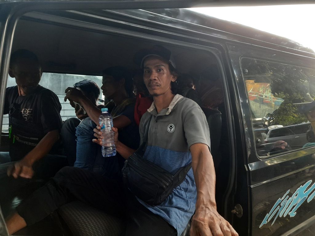 Zaenal (39) dan para kuli angkut lain yang bertugas di Pasar Tanah Abang, Jakarta, Kamis (9/3/2023). Para pekerja yang berasal dari Banten itu membutuhkan ongkos Rp 40.000 per hari untuk pergi-pulang.