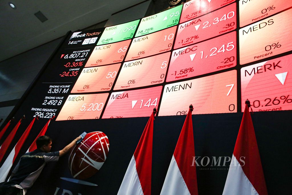 Aktivitas pekerja di Hall Bursa Efek Indonesia di Jakarta, Jumat (14/6/2024). 