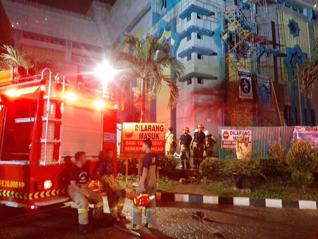 Sebanyak 90 petugas Dinas Penangggulangan Kebakaran dan Keselamatan (Gulkarmat) memadamkan api di Kubah Masjid Islamic Center, Koja, Jakarta Utara, Rabu (19/10/2022).