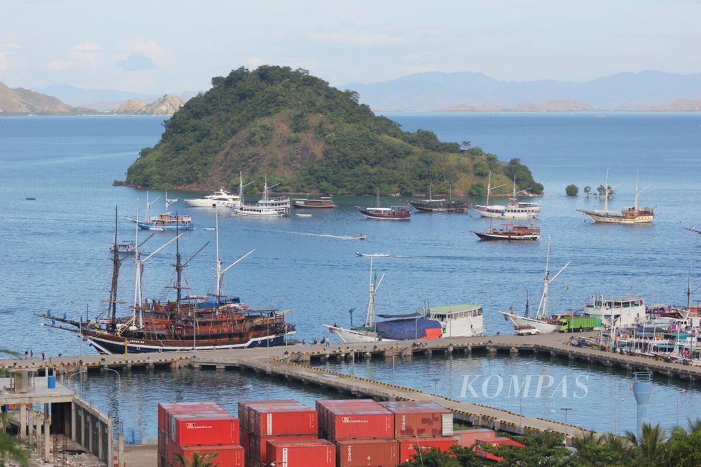 Inilah aktivitas kapal laut di pelabuhan  Labuan Bajo, Manggarai Barat, Mei 2018. Libur Natal 2022  dan Tahun Baru 2023 kali ini, kondisi pelabuhan itu pun tidak seramai libur Natal dan Tahun Baru, tahun-tahun sebelumnya.
