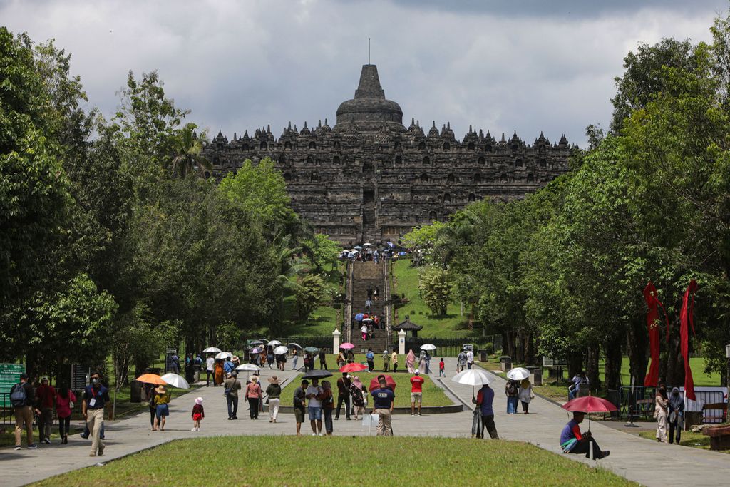 Wisatawan berkunjung dan melihat kemegahan Candi Borobudur di Magelang, Jawa Tengah, Sabtu (12/11/2022). Jumlah wisatawan di Candi Borobudur dibatasi hanya 1.200 orang setiap harinya. Pembatasan jumlah pengunjung ini merupakan upaya pelestarian bangunan candi. 