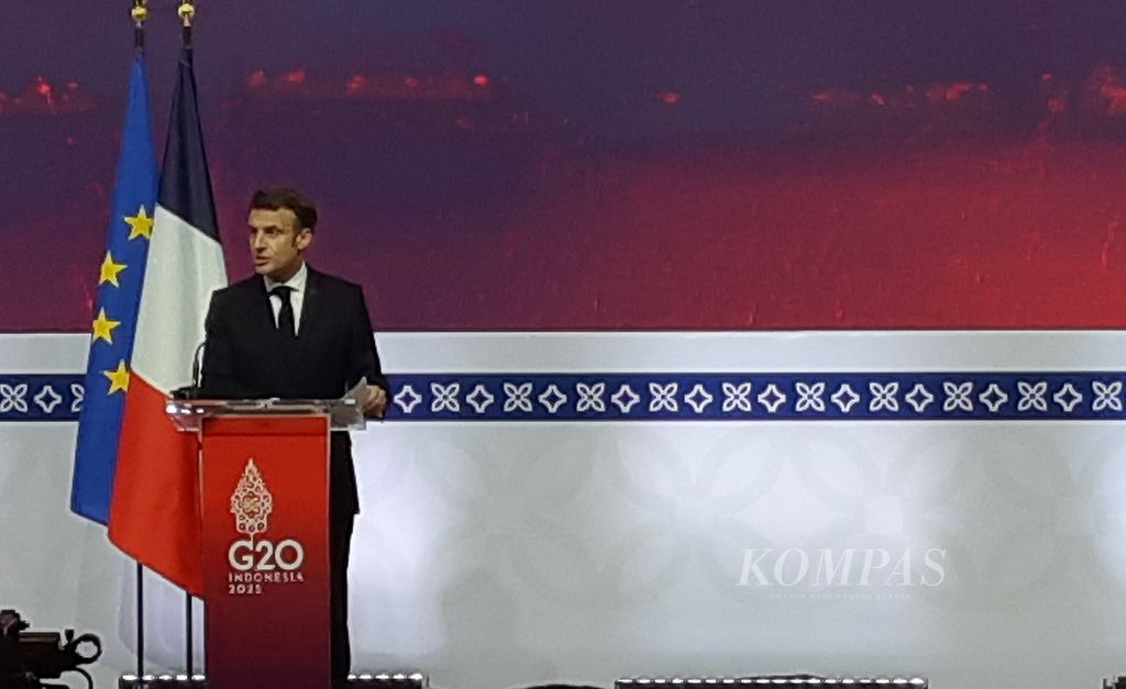 Presiden Perancis Emmanuel Macron berbicara kepada wartawan di Nusa Dua, Rabu (16/11/2022) setelah penandatangan Deklarasi KTT G20. Ia bersama Program Pangan Dunia (WFP) mengupayakan agar mulai pekan depan, keran ekspor pupuk dari Rusia dan Ukraina di buka. 