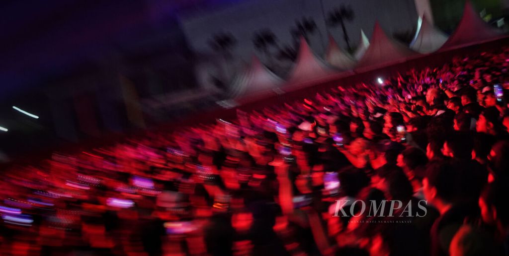 Kerumunan ribuan penonton ketika penampilan Slipknot dalam Hammersonic Festival 2023 di Jakarta International E-Prix Circuit, Ancol, Jakarta Utara, Minggu (19/3/2023). Festival  ini menghadirkan sejumlah kelompok musik dunia, seperti Black Flag (Amerika Serikat), Slipknot (Amerika Serikat), Vio-lence (Amerika Serikat), Batushka (Rusia), Trivium (Amerika Serikat), Burgerkill (Indonesia), dan sejumlah kelompok musik cadas lainnya. Penonton yang hadir dalam festival ini bukan hanya dari penjuru Indonesia, melainkan juga dihadiri para penggemar musik ekstrem dari beberapa negara lain. 