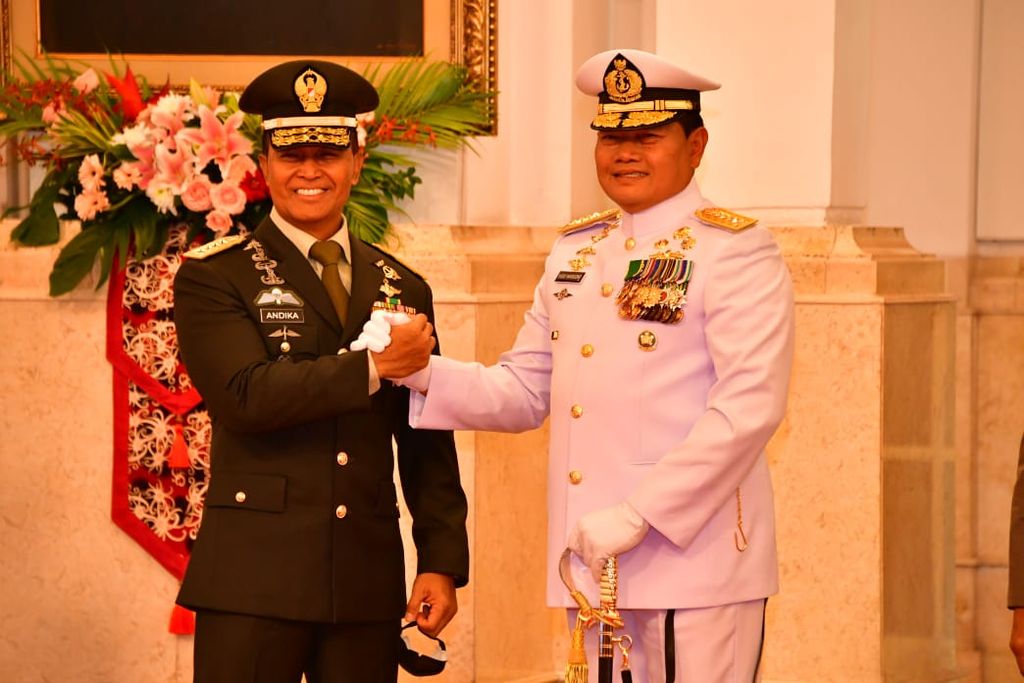 Admiral Yudo Margono (right) becomes the Commander of the Indonesian Armed Forces to replace General Andika Perkasa, Monday (19/12/2022) at the State Palace.