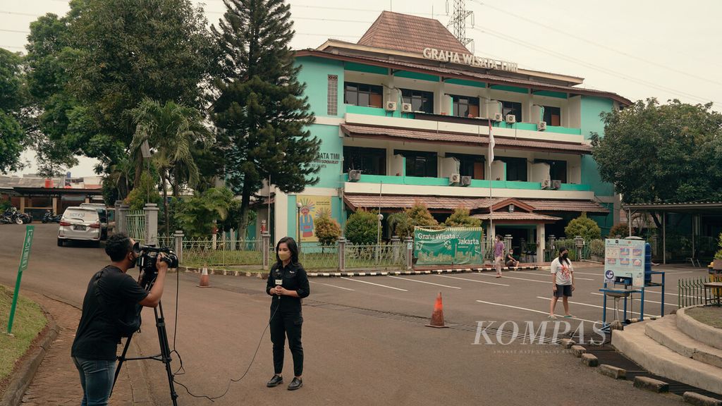 Wartawan televisi melaporkan aktivitas pasien Covid-19 yang menjalani isolasi mandiri di Graha Wisata Taman Mini Indonesia Indah (TMII), Jakarta Timur, Sabtu (12/2/2022).  