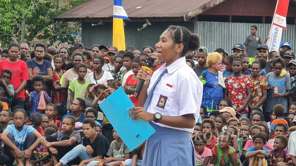 Peringatan Hari Anak Nasional 2022 di Agats, ibu kota Kabupaten Asmat, Papua Selatan, berlangsung meriah, Selasa (9/8/2022) dari pagi hingga petang. Ribuan anak Asmat hadir di Lapangan Yos Sudarso pada petang hari, meluapkan kegembiraan mereka berjoget, membaca puisi, dan menyanyi bersama dengan Menteri Pemberdayaan Perempuan dan Perlindungan Anak I Gusti Ayu Bintang Darmawati yang hadir secara langsung di Agats. Tampak seorang anak sedang membaca puisi