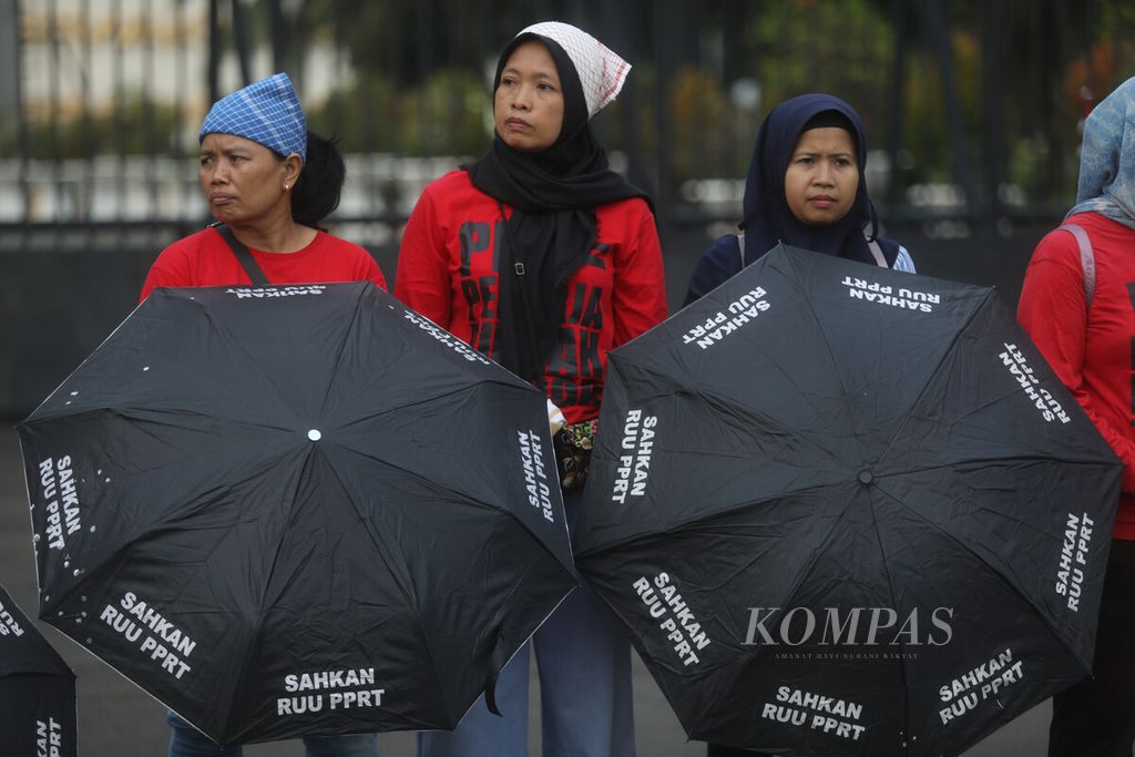 Sejumlah aktivis yang tergabung dalam Koalisi Sipil untuk UU PRT menggelar orasi di depan kompleks Gedung Parlemen, Jakarta, Rabu (29/3/2023). Dalam aksi tersebut mereka menyuarakan dukungan bagi DPR untuk mengesahkan RUU PPRT. 