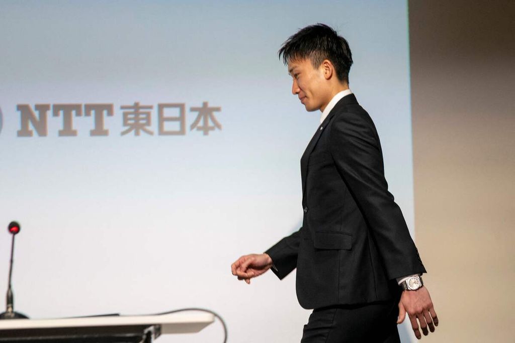 Pebulu tangkis Jepang, Kento Momota (29), hadir dalam konferensi pers di Tokyo, Kamis (18/4/2024). Dalam acara tersebut Momota mengumumkan akan pensiun sebagai atlet bulu tangkis. Kariernya akan ditutup pada turnamen Piala Thomas dan Uber di Chengdu, China, 27 April-5 Mei 2024.