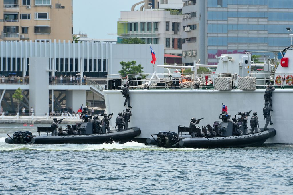 Pasukan Khusus Taiwan ikut latihan militer bersama dengan pasukan penjaga pantai di Kaohsiung, Taiwan, 10 Juni 2023. 