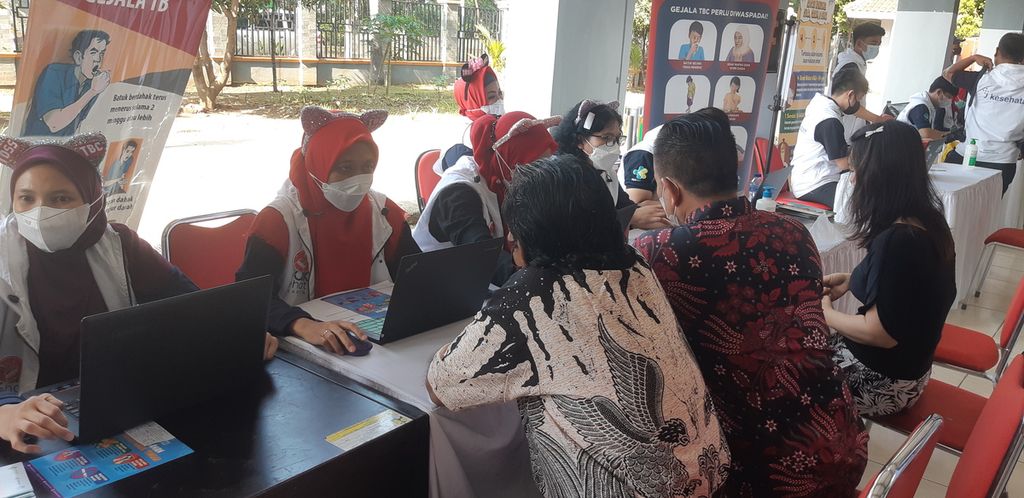 Warga mengecek kondisi kesehatan terkait gejala TBC ke petugas puskesmas di Rusun Albo, Cakung Barat, Jakarta Timur, Selasa (21/3/2023).