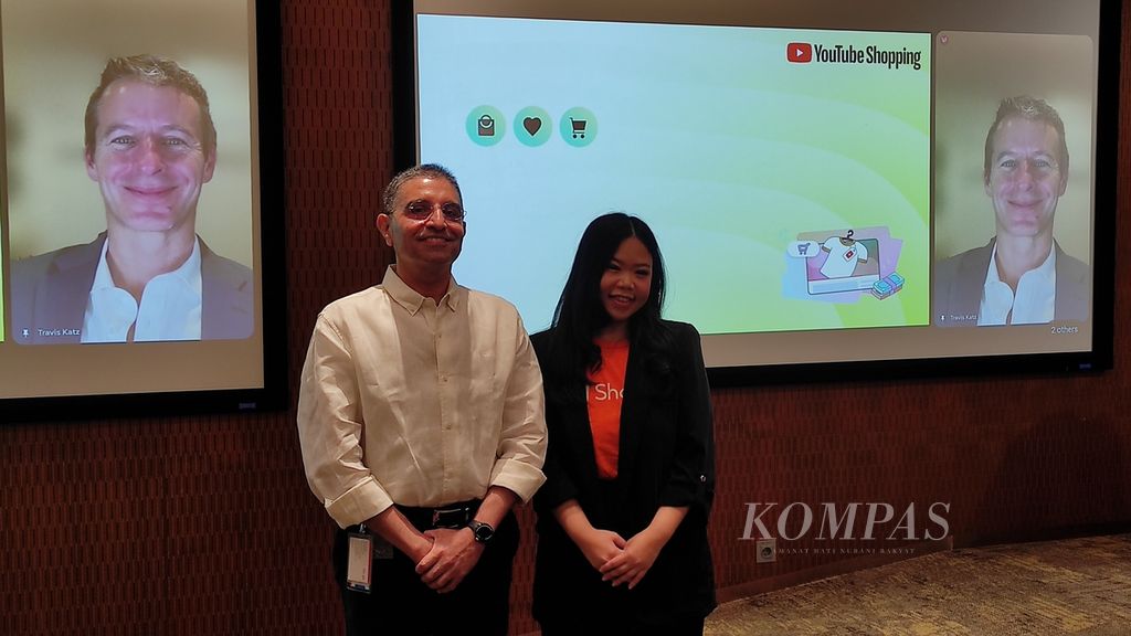 Regional Director Youtube Asia Pasifik Ajay Vidyasagar (kiri) dan Senior Director of Marketing Growth Shopee Indonesia Monica Viona (kanan) dalam konferensi pers pengumuman Youtube Shopping, Rabu (18/9/2024), di Jakarta.