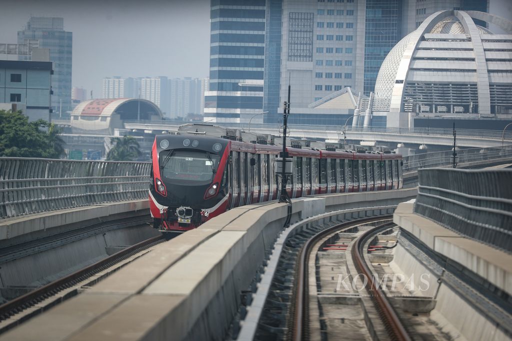 Rangkaian LRT Jabodebek melintas di kawasan Kuningan, Jakarta, Rabu (12/7/2023). 