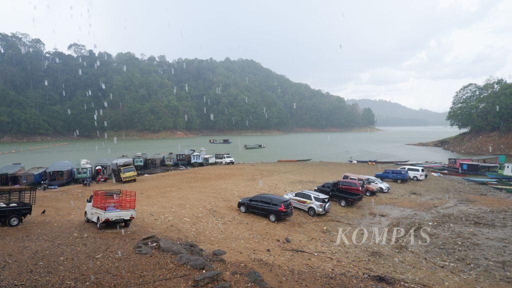 Hujan cukup lebat di kawasan Waduk Riam Kanan, Desa Tiwingan Lama, Kecamatan Aranio, Kabupaten Banjar, Kalimantan Selatan, Selasa (12/11/2019). Sebagian wilayah Kalsel memasuki musim hujan pada November ini.