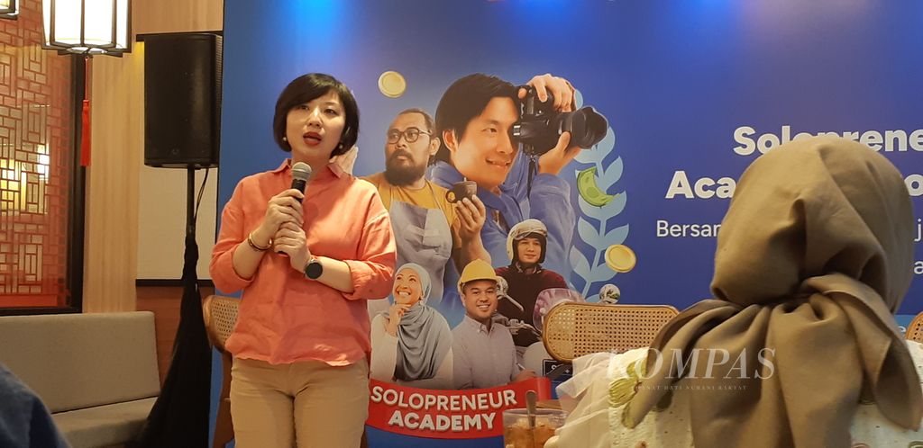 Chief Business Digital Officer PT Bank Jasa Jakarta (Bank Saqu) Angela Lew Darmawan berbicara dalam acara Peluncuran Bank Saqu Solopreneur Academy bersama komunitas entrepreneur Endeavour Indonesia, di Jakarta, Rabu (24/4/2024).