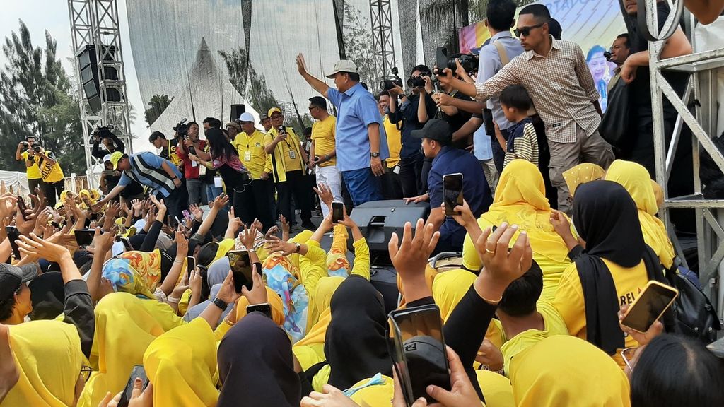 Calon presiden nomor urut 2, Prabowo Subianto, saat memberikan sambutan dalam Festival Memasak dan Makan Bareng Partai Golkar di Stadion Pakansari, Bogor, Jawa Barat, Sabtu (6/1/2024).