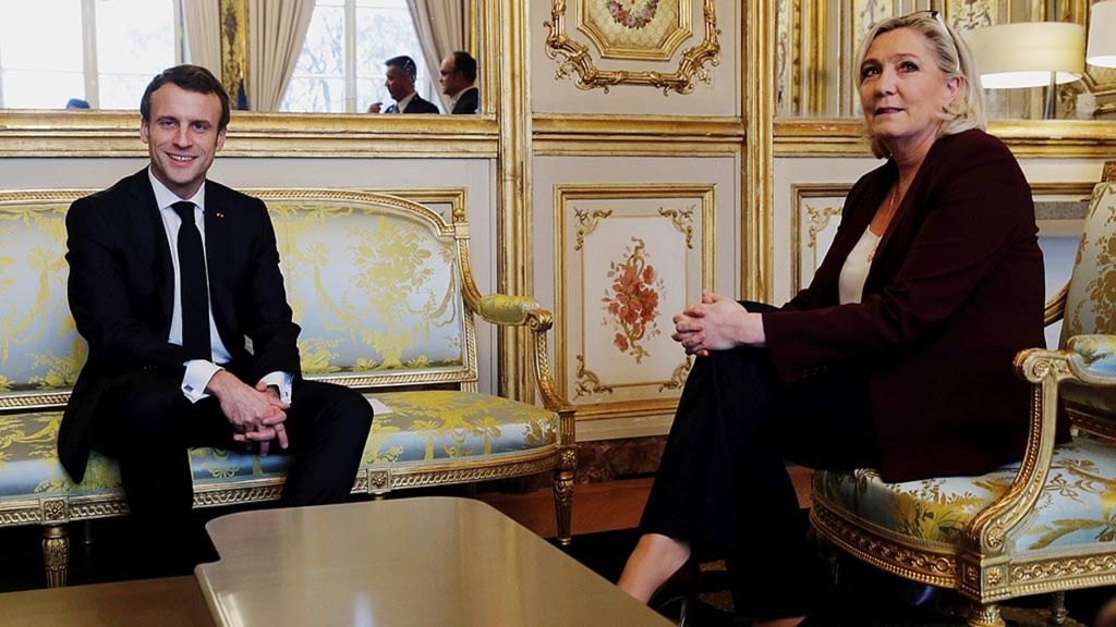 Presiden Perancis Emmanuel Macron saat menghadiri pertemuan dengan pemimpin partai sayap kanan, Perhimpunan Nasional (Rassemblement National) Perancis, Marine Le Pen, di Istana Elysee di Paris, Perancis, 6 Februari 2019.